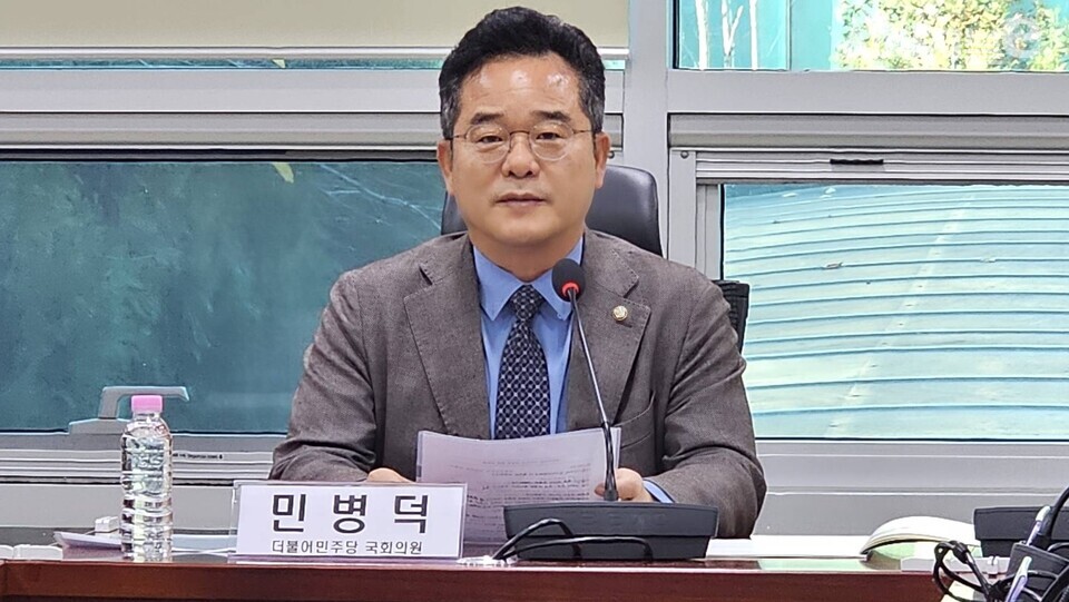 더불어민주당 을지로위원회 위원장인 민병덕 의원이 18일 이강일, 김남근 민주당 의원, 참여연대, 민변 민생경제위원회, 한국통신판매사업자협회와 서울 영등포구 국회의원회관에서 개최한 ‘네이버쇼핑 자사우대 대법원 판결’ 관련 토론회에서 발언하고 있다. / 사진 = 김용수 기자