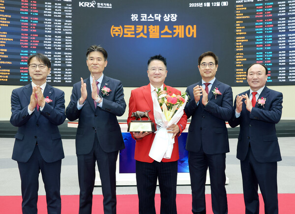 코스닥 상장사 로킷헬스케어와 IPO 주관사 SK증권, 한국거래소, 코스닥협회의 관계자들이 지난 5월 12일 서울 여의도 한국거래소에서 개최된 상장 기념식에 참석해 기념 촬영하고 있다. 왼쪽부터 김대영 한국IR협의회 부회장, 민경욱 한국거래소 코스닥시장본부장, 유석환 로킷헬스케어 대표이사, 전우종 SK증권 대표이사, 강왕락 코스닥협회 부회장. / 사진=한국거래소