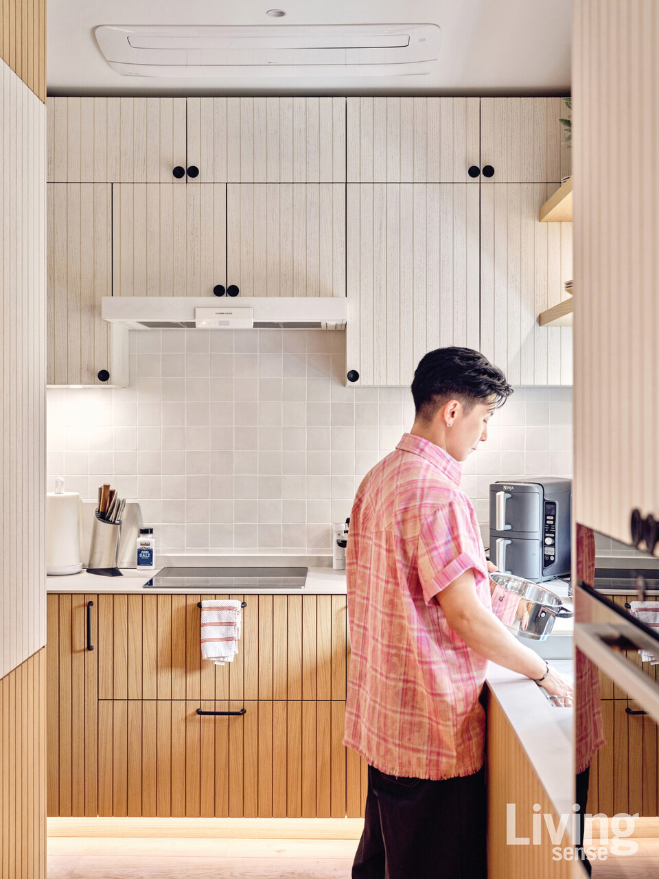 깔끔함을 중시하는 브라이언의 보조 주방. 조리와 정리를 동시에 고려한 동선 속에서, 나비엔 매직의 ‘3D 에어후드’는 공기까지 정돈된 일상으로 바꿔준다