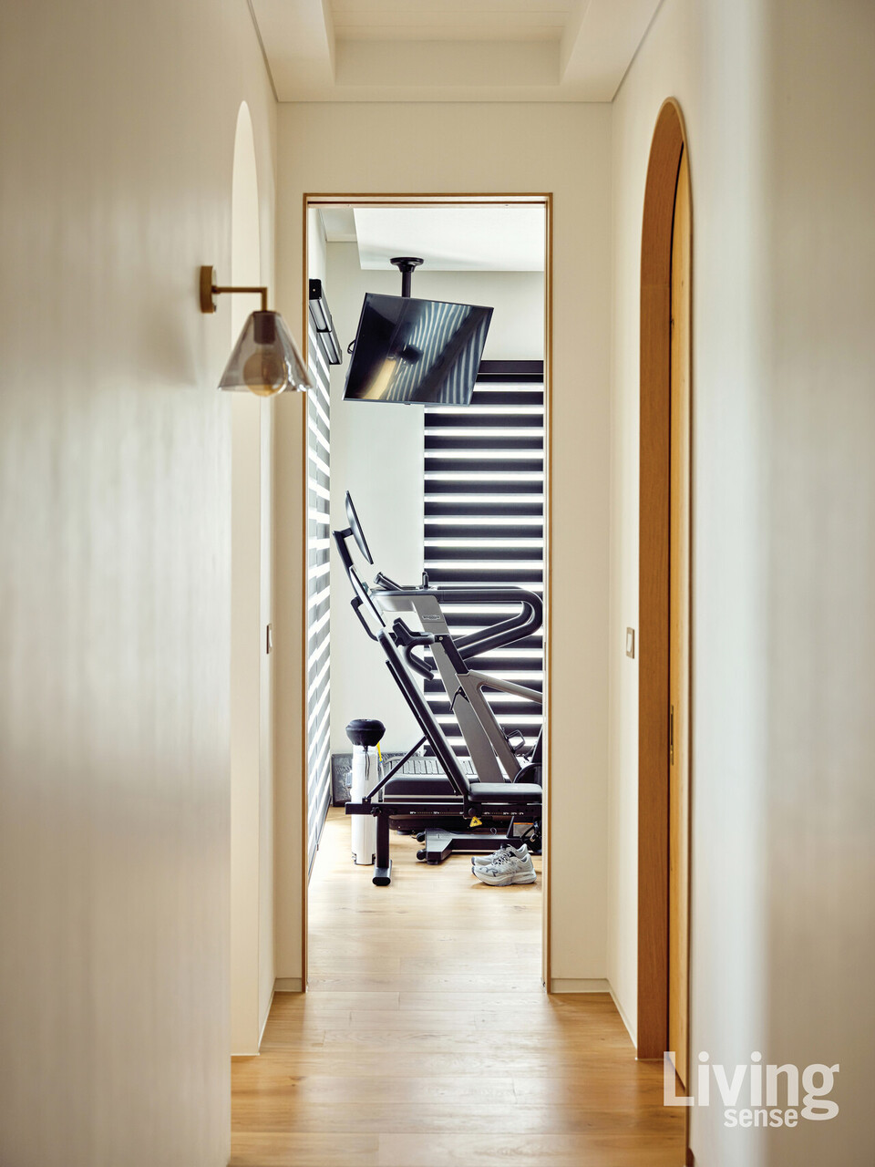 창밖으로 내리쬐는 햇살과 초록 풍경을 마주하며 운동을 즐길 수 있는 홈짐.