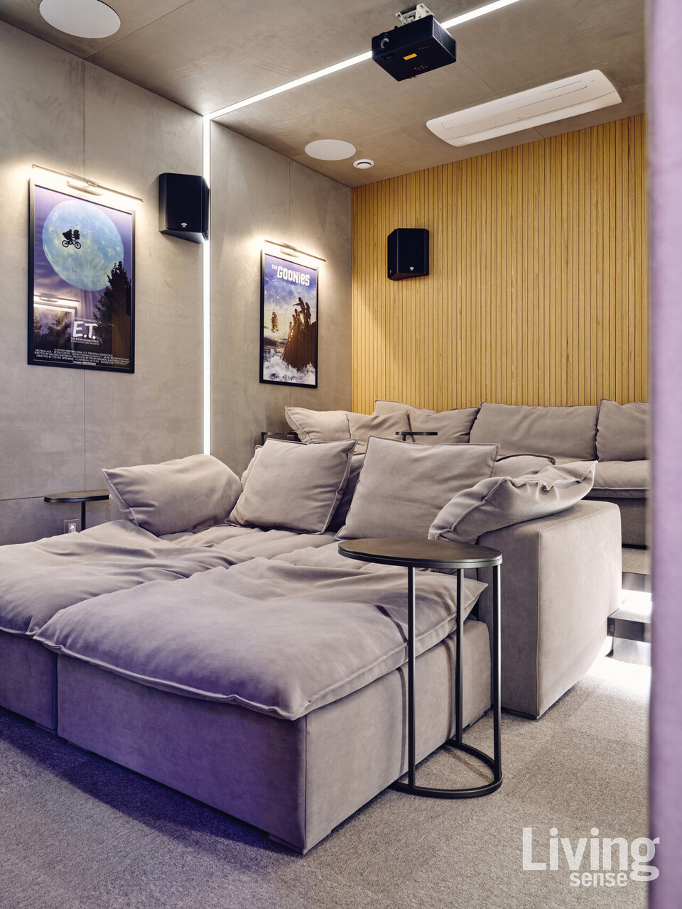 대형 스크린과 사운드 시스템을 갖춘 프라이빗 시네마 공간. 벽과 천장에 방음 설비를 더해 외부 소음에 방해받지 않고, 오롯이 영화에 몰입할 수 있도록 설계했다.