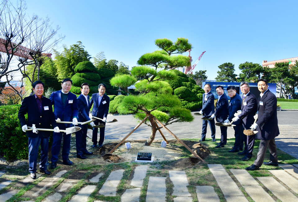 정기선 HD현대 회장(오른쪽)이 19일 울산 HD현대중공업 영빈관에서 5000척 인도 기념 식수를 하고 있다. / 사진=HD현대.