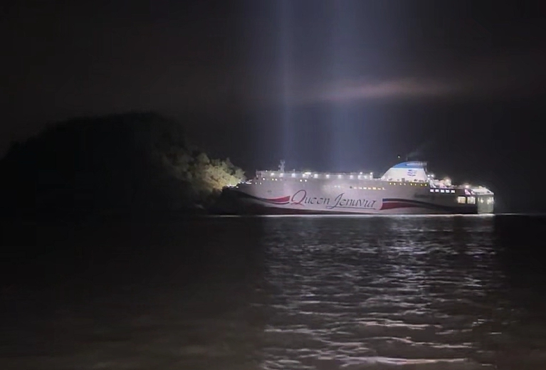 19일 저녁 전남 신안 해상에서 좌초 사고가 발생한 여객선 퀸제누비아2호 모습 / 사진=연합뉴스