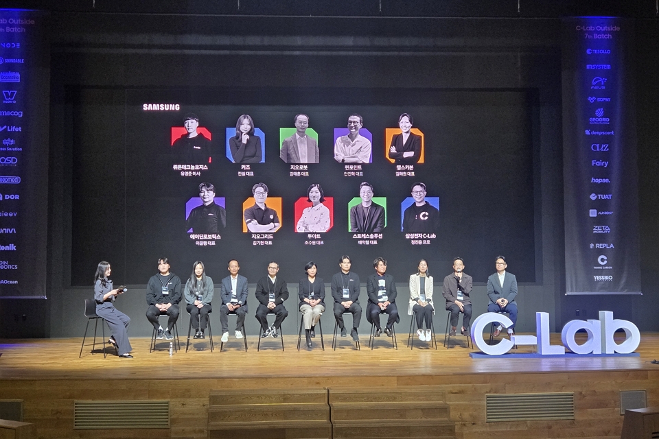C랩 스타트업 대표들과  정진용 삼성전자 C랩담당 프로가  20일 서초구 우면동에 위치한 서울R&D캠퍼스에서 열린 ‘C랩 스타트업 데모데이’에서 기자간담회를 진행하고 있다. / 사진=고명훈 기자