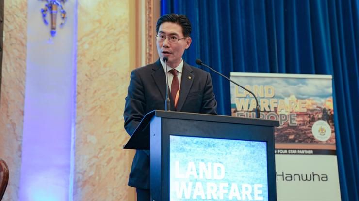 배진규 한화에어로스페이스 루마니아 법인장이 지난해 11월 루마니아 부쿠레슈티에서 열린 유럽 랜드워페어 컨퍼런스에서 연설하고 있다. / 사진=한화에어로스페이스