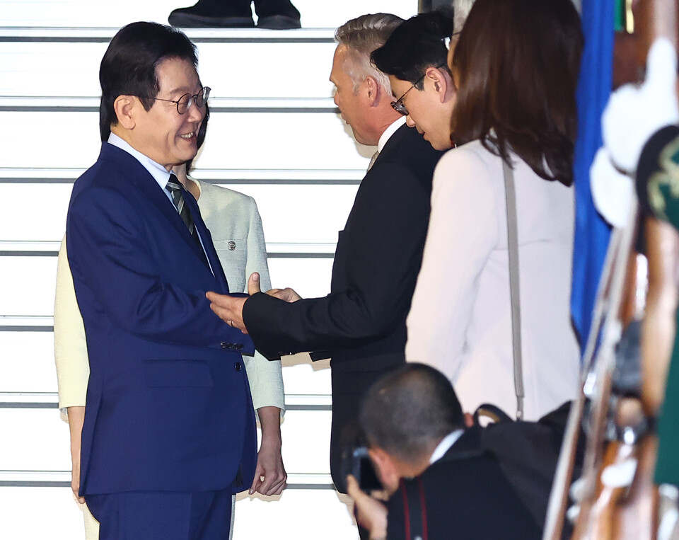 주요 20개국(G20) 정상회의에 참석하는 이재명 대통령이 21일(현지시간) 남아프리카공화국 요하네스버그 OR탐보국제공항에 도착한 뒤 영접인사와 인사를 나누고 있다. / 사진=연합뉴스