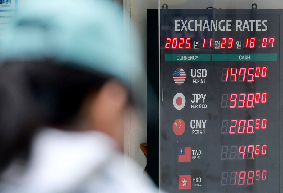 서울 중구 한 사설 환전소의 환율 현황판 모습. / 사진=연합뉴스