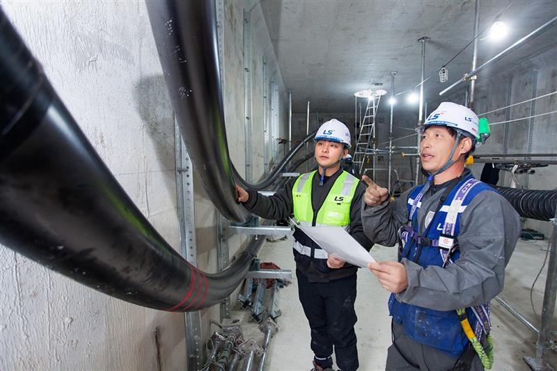 LS전선 직원이 세계 최대 송전 용량인 500킬로볼트(㎸) 초고압직류송전(HVDC) 케이블이 투입되는 '동해안-신가평' 시공 현장을 점검하고 있다. / 사진=LS전선