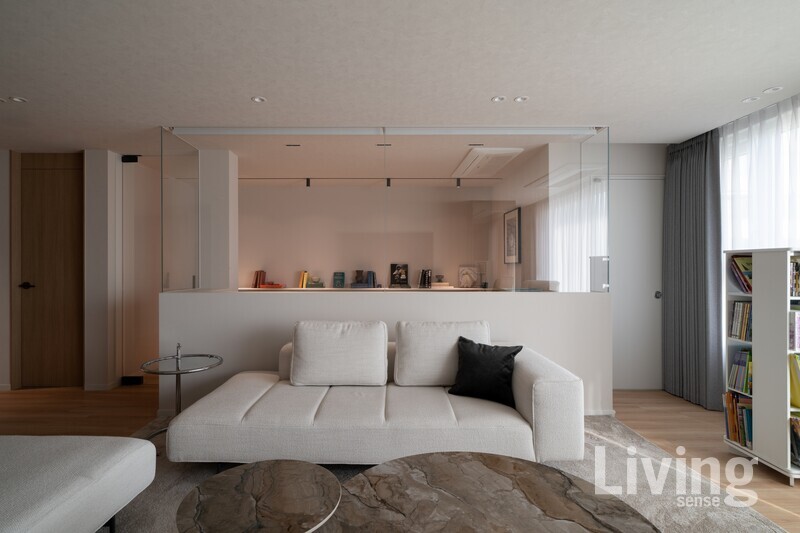 작은 방의 구조를 변경해 거실과 자연스럽게 이어지는 작업실로 변형했다. 하부는 벽으로, 상부는 유리를 적용해 시각적 개방감을 살리면서도 공간의 독립성을 유지했으며, 전동 블라인드를 더해 필요에 따라 유연하게 활용할 수 있도록 했다. 무아공간.