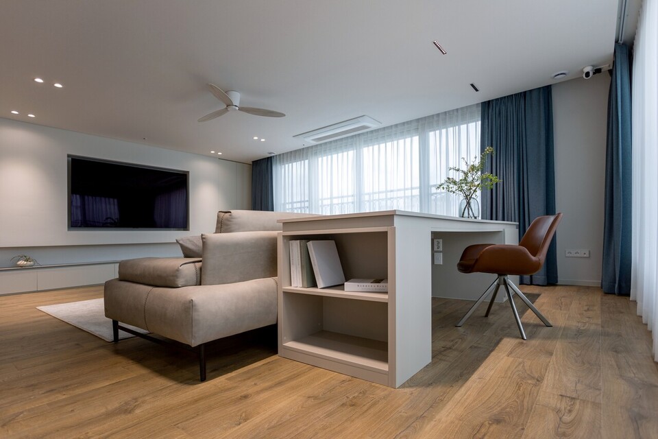 양창형 구조의 넓은 거실에서 소파와 창 사이의 여유 공간을 활용해 데스크를 배치했다. 자기계발과 가정 관리를 병행할 수 있는 독립적이고 실용적인 공간으로 설계됐다. 무아공간.