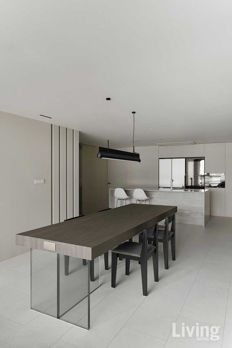 TV 대신 책을 읽거나 여유롭게 머물 수 있는 거실을 제안하며, 다양한 용도로 활용할 수 있는 넓은 테이블을 중심에 배치했다. 테이블에 매립된 콘센트는 디지털기기의 사용을 편리하게 하고, 수납력을 강화한 키 큰 장을 추가해 실용적이면서도 균형 잡힌 공간. 옐로우플라스틱