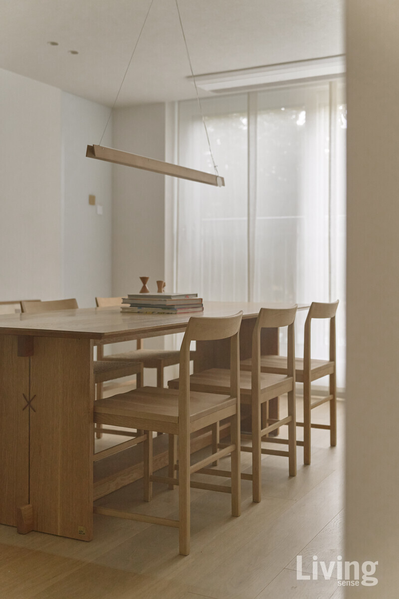 네 식구가 둘러앉아 하루를 마무리할 수 있는 아늑한 카페 같은 공간이다. 벽면 한쪽에는 백페인트 글라스 보드를 설치해 매일 일과를 정리할 수 있으며, 워킹패드를 배치해 바깥 풍경을 바라보며 운동할 수 있다. 옐로우플라스틱.