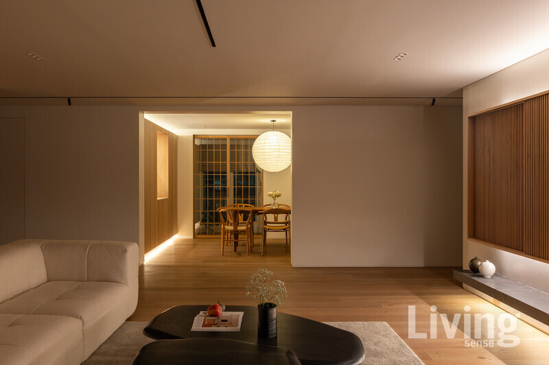 키친보다 다이닝에서 머무는 시간이 더 긴 거주자의 라이프스타일을 반영해, 다이닝에 넉넉한 공간을 할애했다. 키친과 세탁실은 오롯이 기능에만 집중하고, 다이닝은 홈 바와 수납공간을 포함해 거실과 균형 잡힌 여유로운 공간감을 선사한다. 카민디자인.