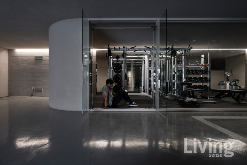 운동과 차를 좋아하는 거주자를 위해 지하 차고에 전용 홈짐을 설계했다. 누구에게도 방해받지 않고 음악을 크게 틀고 자유롭게 운동할 수 있는 공간으로, 거주자가 운동을 생활화할 수 있도록 돕는다. 바이아키텍쳐