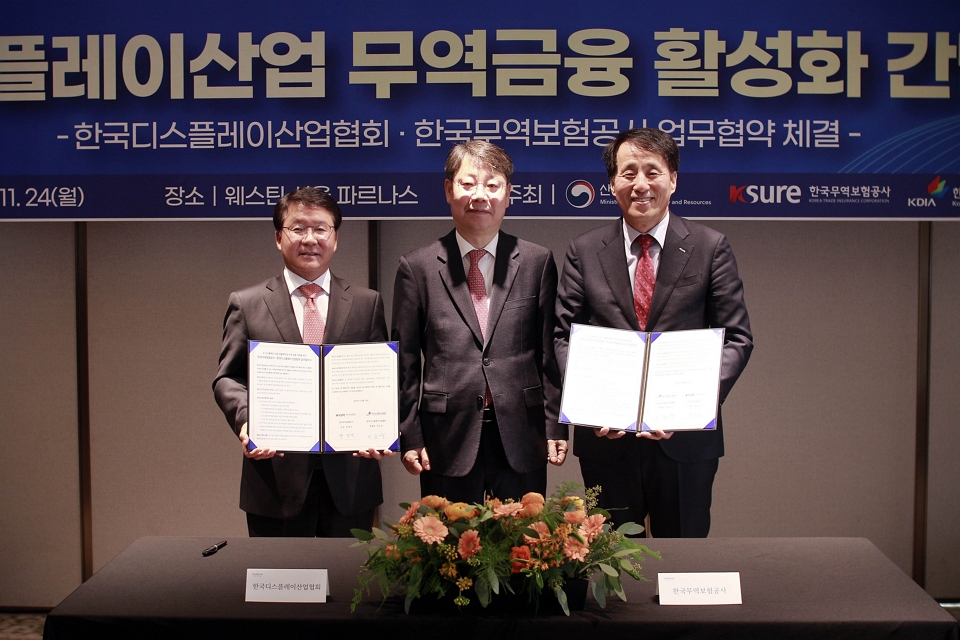 산업통상부가 24일 웨스틴 서울 파르나스 호텔에서 삼성디스플레이, LG디스플레이, 솔루스첨단소재, 선익시스템 등 기업 관계자들이 참석한 가운데 디스플레이 수출 지원을 위한 업무협약(MOU)식을 개최했다. / 사진=한국디스플레이산업협회