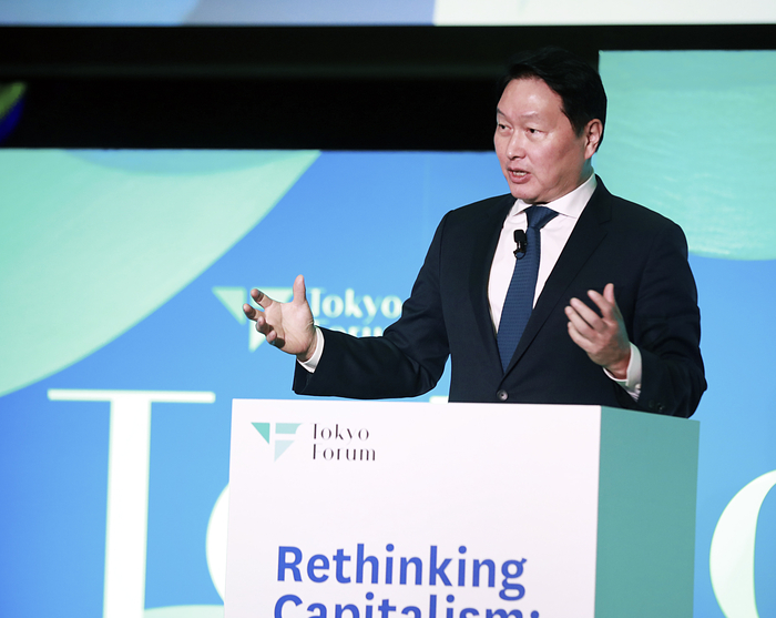 최태원 SK회장이 지난 21일 일본 도쿄대 야스다 강당에서 개최된 도쿄포럼 2025에서 개회사를 하는 모습 / 사진=SK