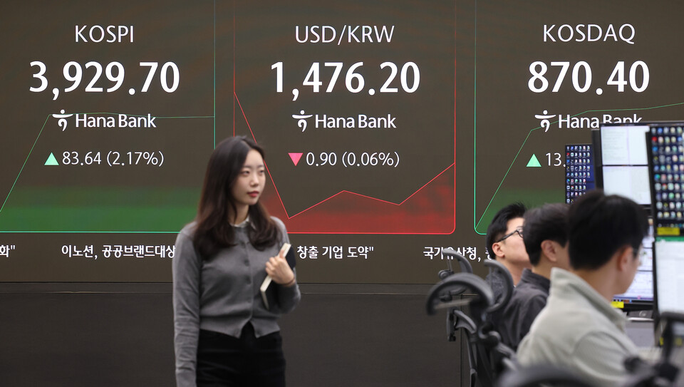  25일 서울 중구 하나은행 딜링룸 현황판에 코스피 지수 등이 표시되고 있다. / 사진=연합뉴스