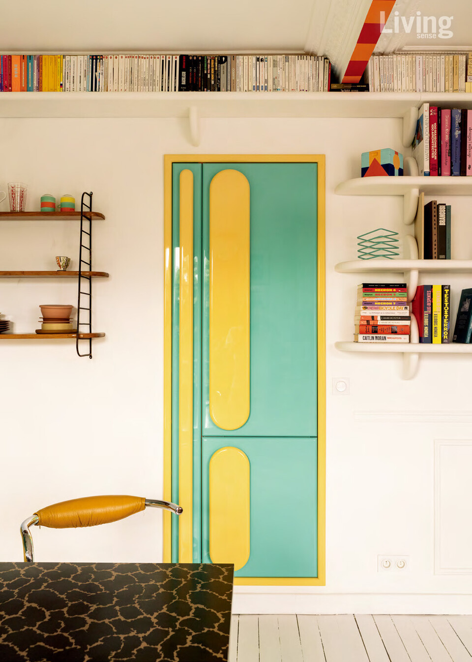 벽 안으로 냉장고를 매립하는 대신 그 존재감만큼은 강렬히 부각시켰다.