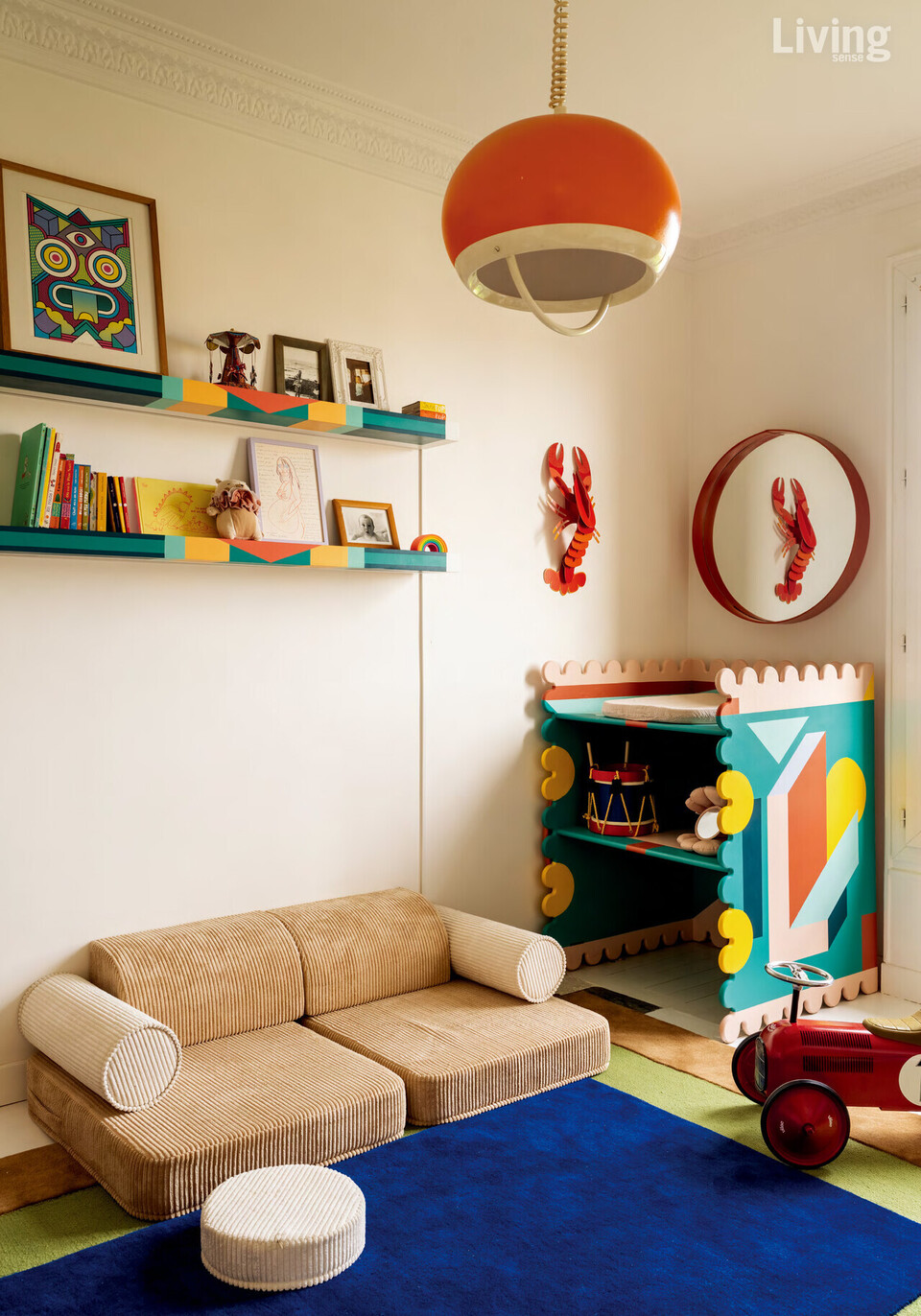 부부가 직접 만든 가구와 그림으로 가득한 아이방. 작은 코듀로이 소파는 라트비아의 아동 가구 및 인테리어 용품 브랜드 위기와마Wigiwama의 제품이다.