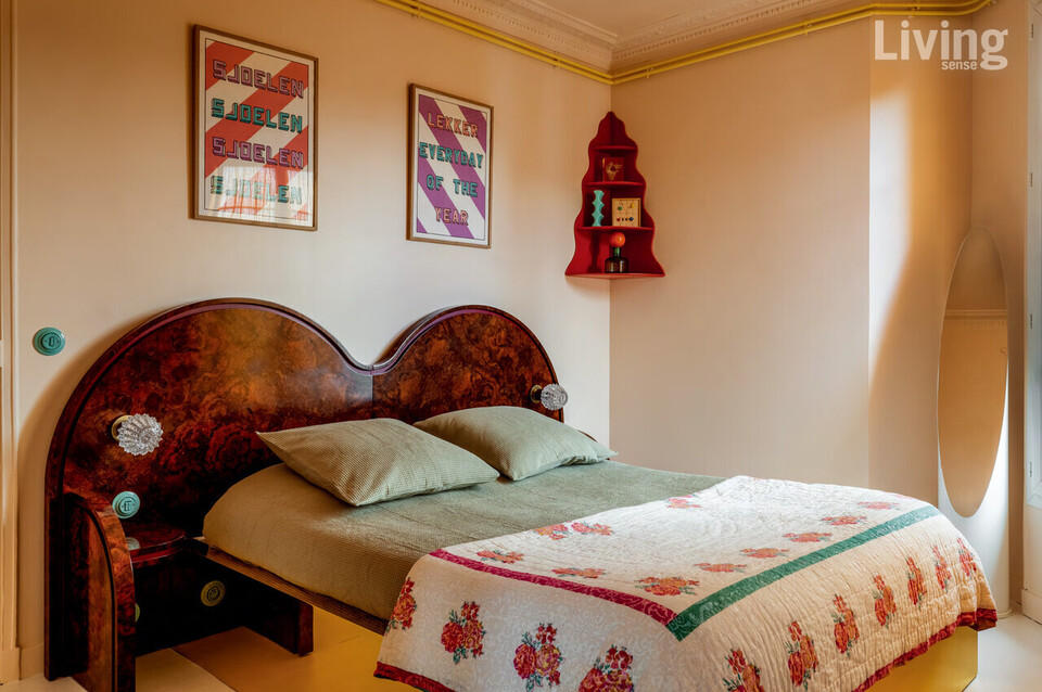 벌우드로 만든 헤드보드는 미니멀한 부부 침실에 드라마틱한 효과를 가미하기 위한 시각적 포인트다. 수납이 가능한 침대 하단부는 거울로 마감했다.