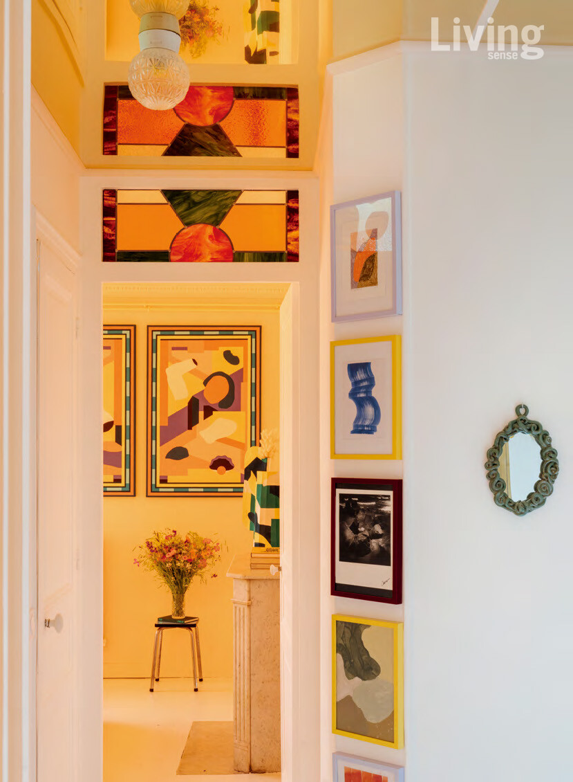 캐롤라인 데르보의 그림으로 장식한 공간. 그녀는 남편에게 방문 상단에 스테인드글라스 창문을 내달라고 요구했다.