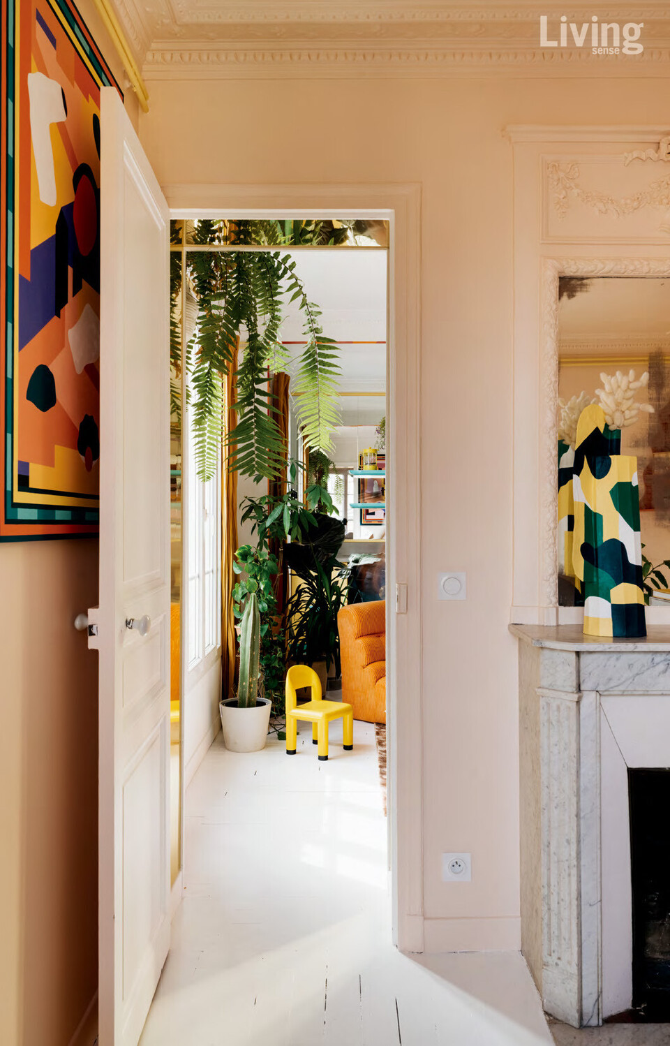 벽난로가 있는 안방에서 바라본 거실. 싱그러운 그린 인테리어가 집에 생기를 돋운다.