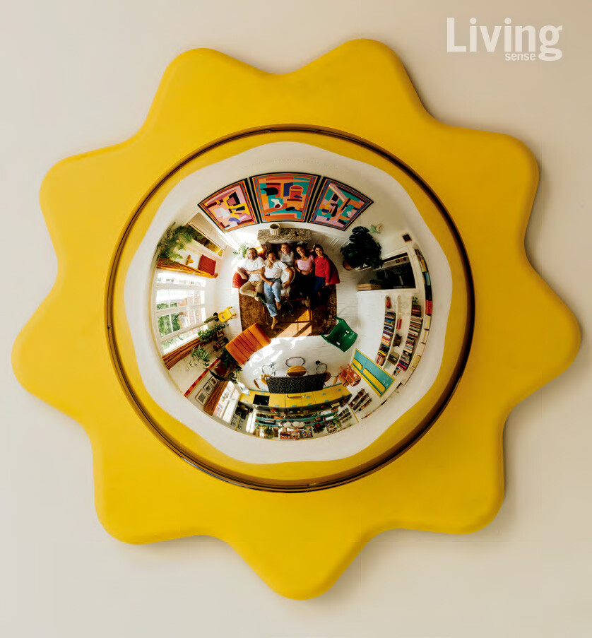 가족의 일상을 포용하는 천장 조명 ‘태양 거울’은, 아들과 함께 제작해 더욱 애정이 간다.