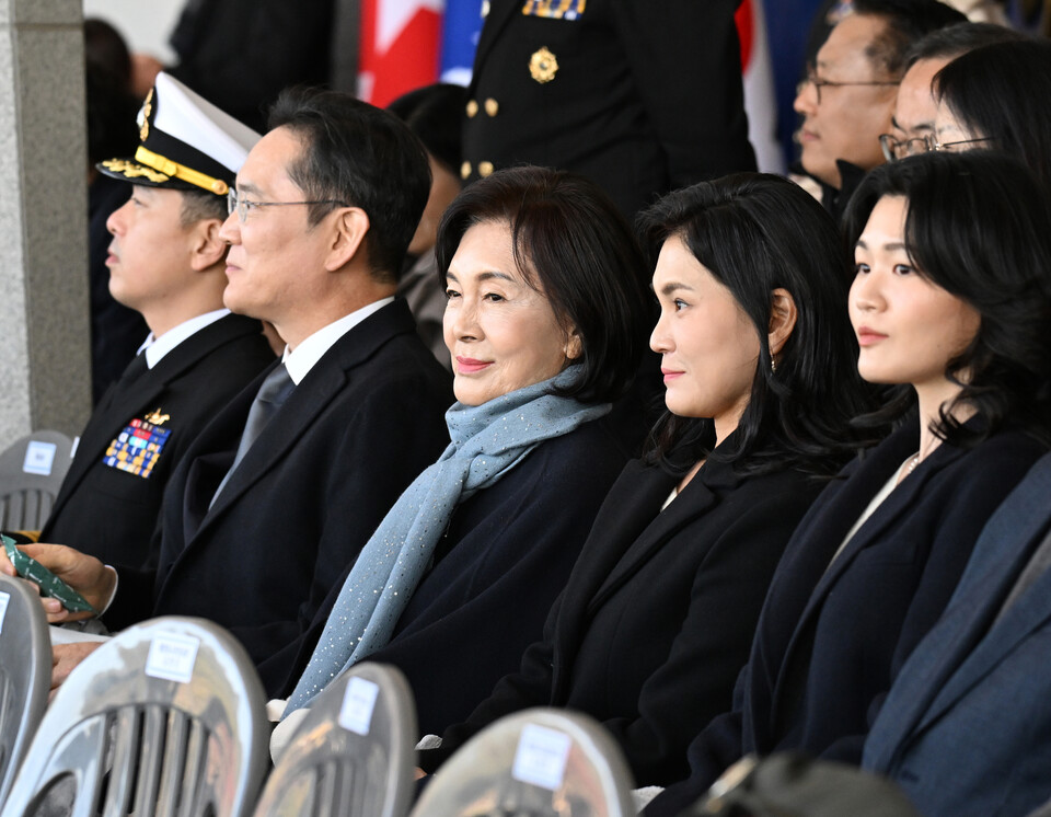Chủ tịch Samsung Electronics Lee Jae-yong, Giám đốc danh dự Bảo tàng Nghệ thuật Leeum Hong Ra-hee và Chủ tịch Samsung C&T Lee Seo-hyun tham dự 'Lễ phong hàm sĩ quan hải quân khóa 139' được tổ chức tại Học viện Hải quân Hàn Quốc ở Jinhae-gu, Changwon, tỉnh Gyeongsang Nam vào ngày 28 tháng 11 năm ngoái. / Ảnh = Yonhap News