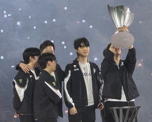 결승전 트로피를 들어 올리는 룰러