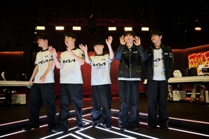 '4번 시드 반란' <b>DK</b> vs 홈팀 KC···EWC 왕좌 놓고 결승 격돌